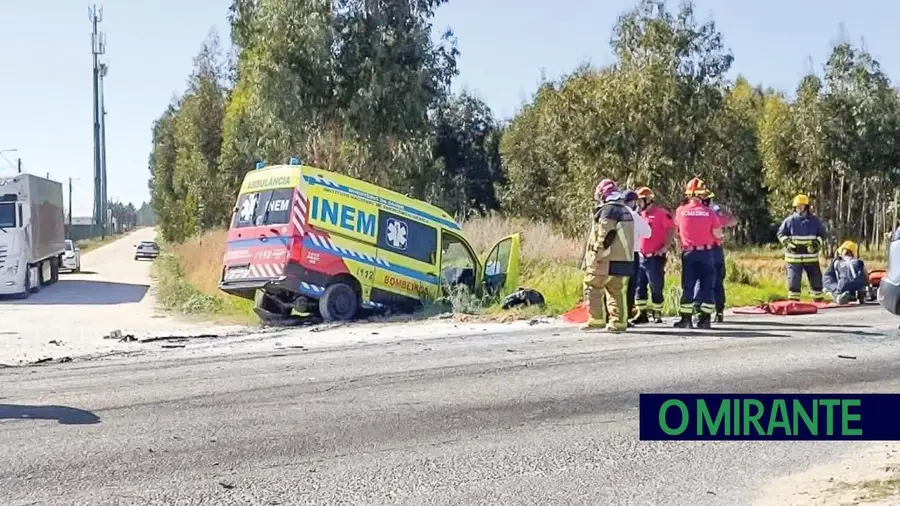 Ambulância dos Bombeiros de Salvaterra de Magos envolvida em colisão Ambulância dos Bombeiros de Salvaterra de Magos envolvida em colisão