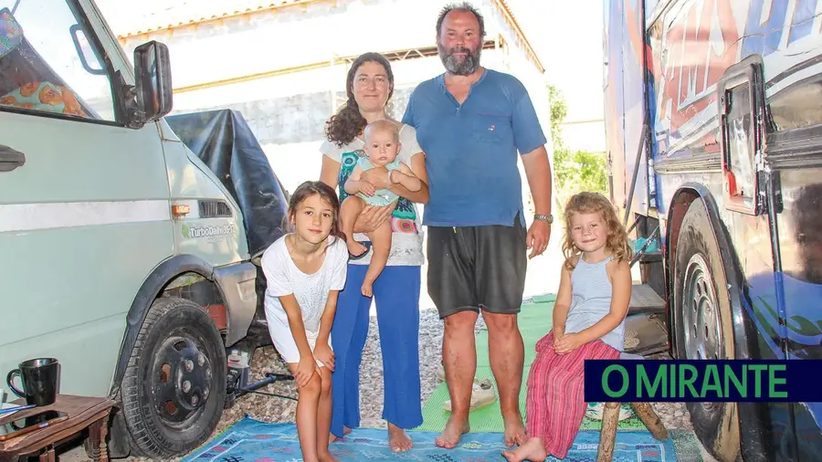 Família que vive em autocarro queria dar melhores condições aos filhos mas obra foi embargada
