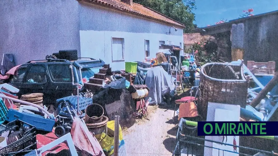 Acumulação de lixo em habitação no Porto Alto volta a preocupar moradores Acumulação de lixo em habitação no Porto Alto volta a preocupar moradores