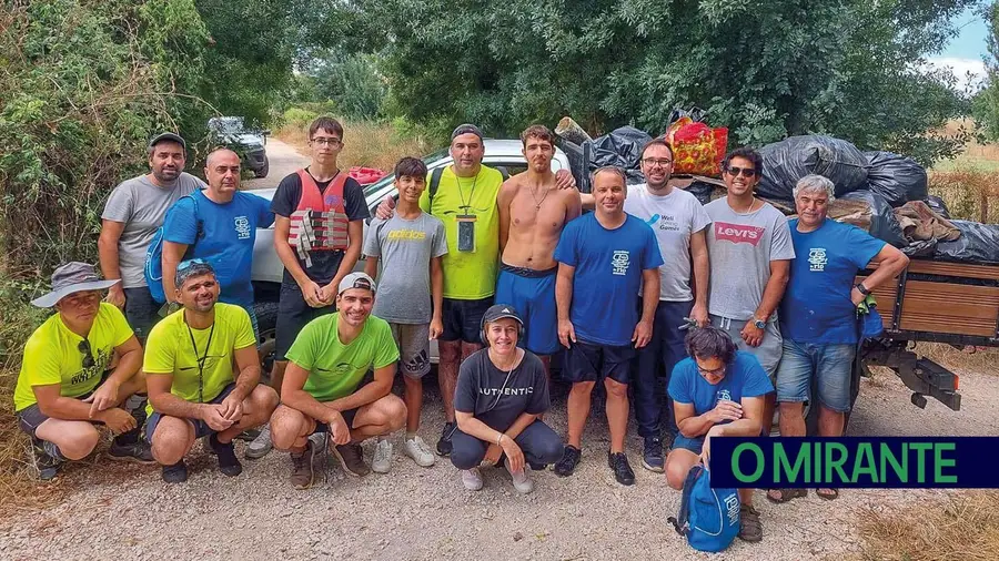 Voluntários retiram 740kg de lixo do rio Almonda Voluntários retiram 740kg de lixo do rio Almonda