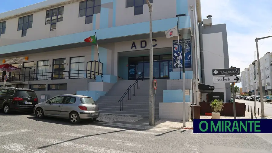 Associação Desportiva do Carregado recebe 200 mil euros para renovar relvado