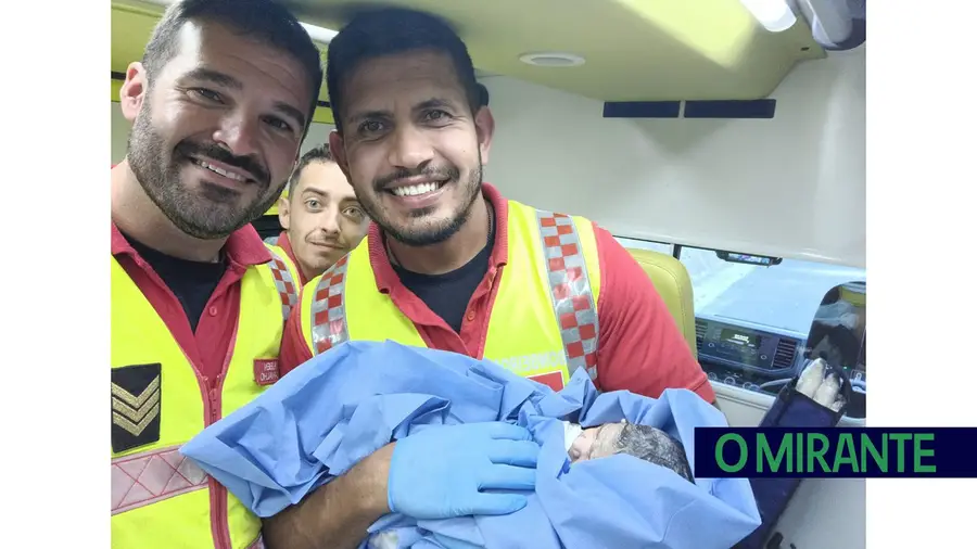 Bebé nasce na A1 em ambulância dos Bombeiros de Rio Maior