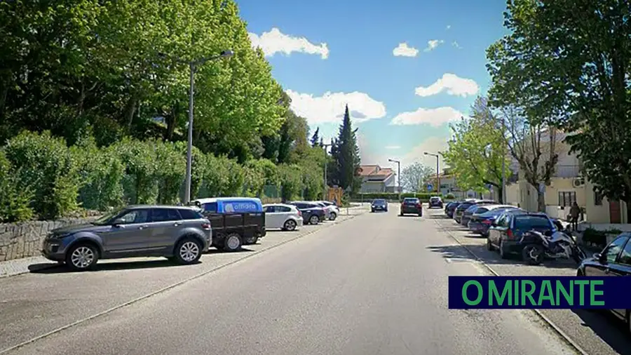 Obras de pavimentação e pintura na Avenida 25 de Abril em Abrantes Obras de pavimentação e pintura na Avenida 25 de Abril em Abrantes