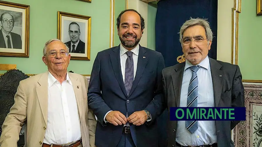 O Salão Nobre do Definitório da Misericórdia de Santarém passou a designar-se oficialmente Salão Prof. Doutor Joaquim Veríssimo Serrão