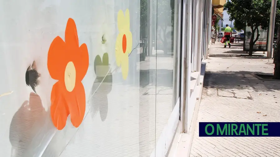 Flores autocolantes tapam buracos de tiros em montras da Tapada