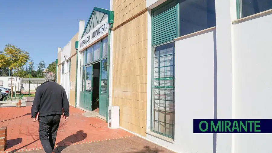 Mercado do Carregado gera críticas por abandono e falta de investimento Mercado do Carregado gera críticas por abandono e falta de investimento