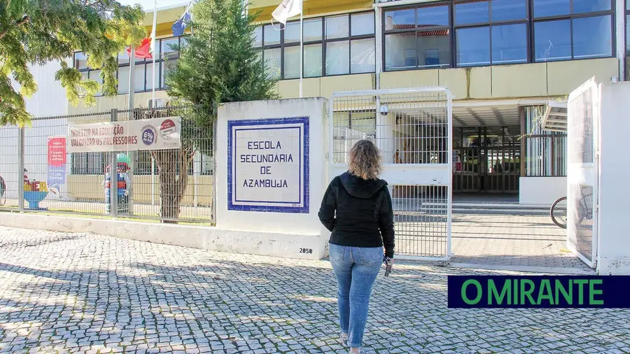 Oposição quer mais segurança rodoviária em frente à Escola Secundária de Azambuja Oposição quer mais segurança rodoviária em frente à Escola Secundária de Azambuja