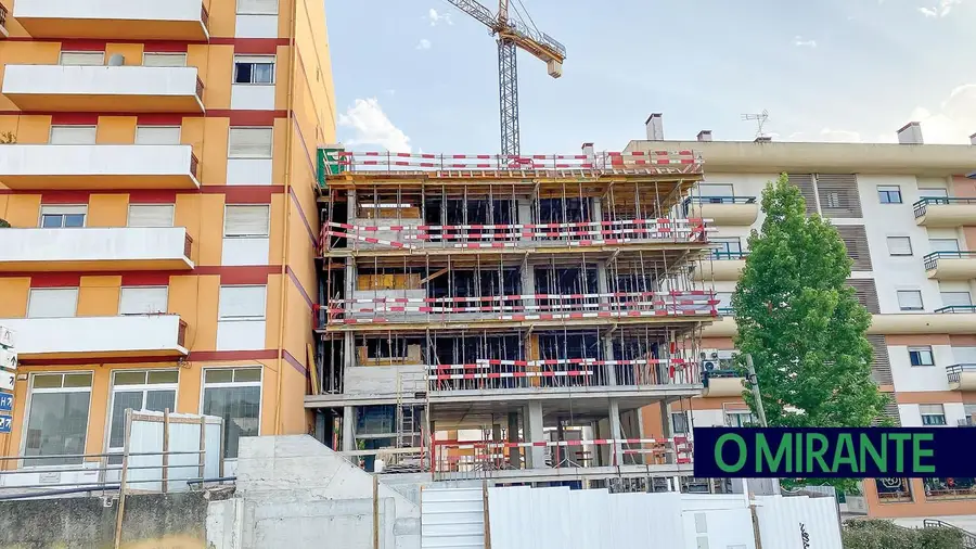 Moradores voltam à carga contra construção de prédio em Santarém Moradores voltam à carga contra construção de prédio em Santarém