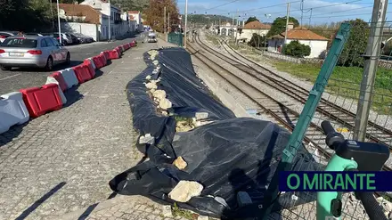 Deslizamento de terras junto à estação de Santarém continua por resolver