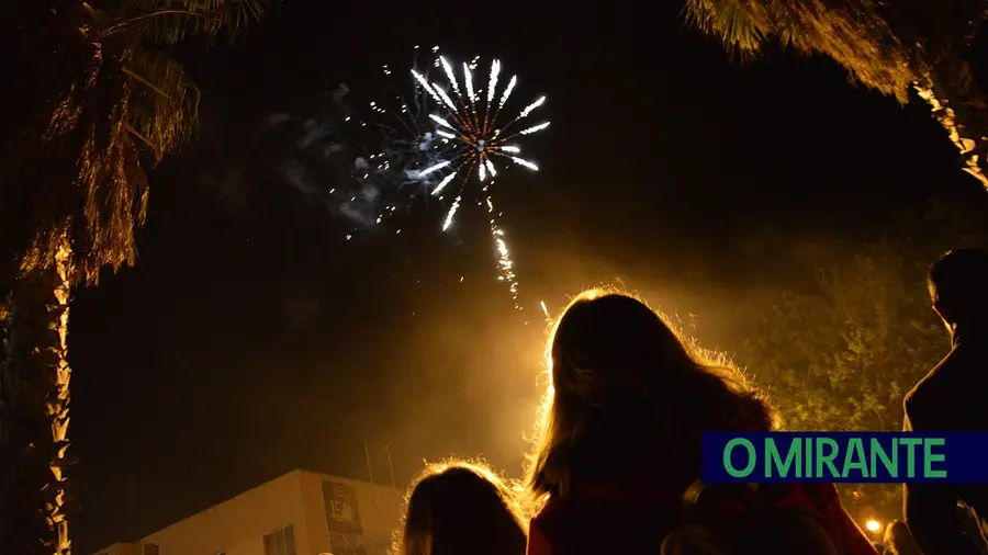 Festas de Marinhais anteciparam fogo de artifício para escapar a alerta vermelho e assunto ganhou escala nacional Festas de Marinhais anteciparam fogo de artifício para escapar a alerta vermelho e assunto ganhou escala nacional