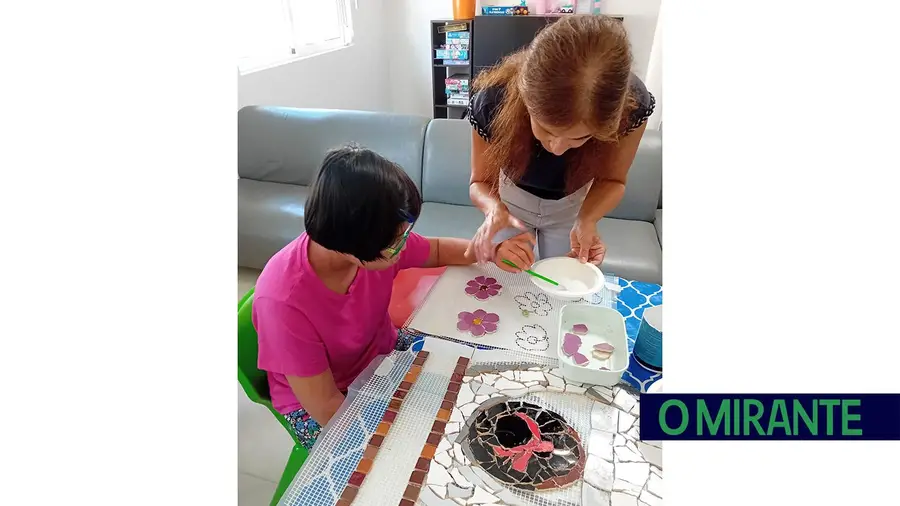 Projecto Mosaico Comunitário junta comunidade em iniciativa artística inclusiva em Tomar