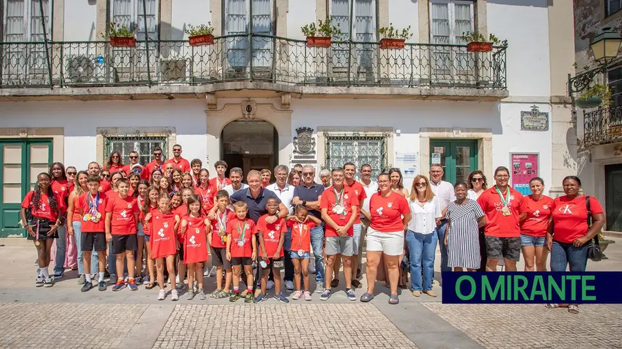 Atletas da Casa do Benfica recebidos na câmara em reconhecimento dos resultados desportivos
