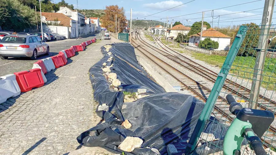 Deslizamento de terras junto à estação de Santarém continua a aguardar obras Deslizamento de terras junto à estação de Santarém continua a aguardar obras