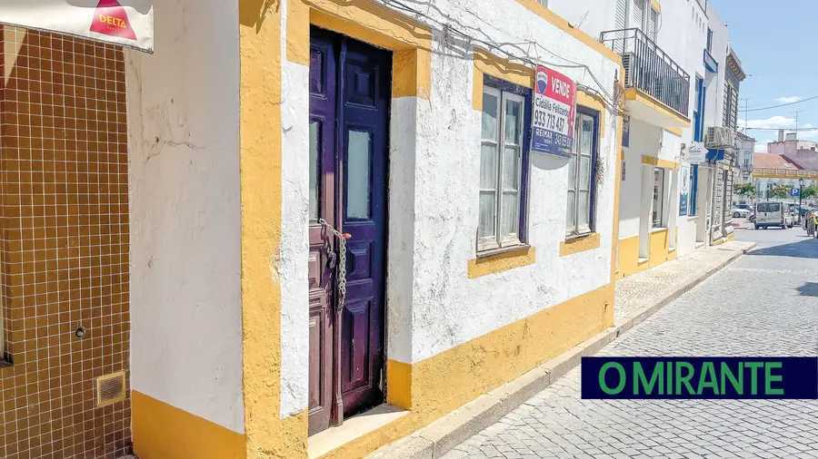 Câmara de Coruche pondera aquisição de imóvel que ocupa passeio e dificulta vida a peões Câmara de Coruche pondera aquisição de imóvel que ocupa passeio e dificulta vida a peões