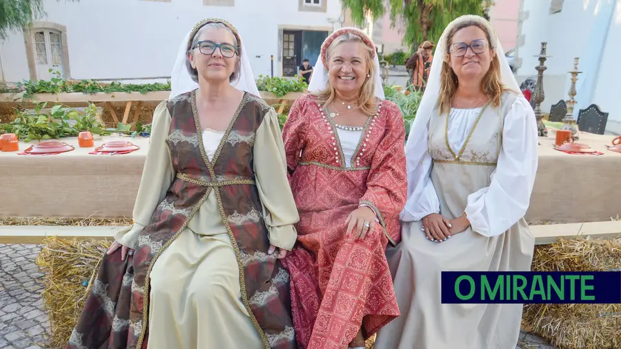 Cláudia Brito, Gina Coutinho e Carla Lourenço são três dos rostos que participaram na recriação da Ceia Real realizada em Arruda dos Vinhos Cláudia Brito, Gina Coutinho e Carla Lourenço são três dos rostos que participaram na recriação da Ceia Real realizada em Arruda dos Vinhos
