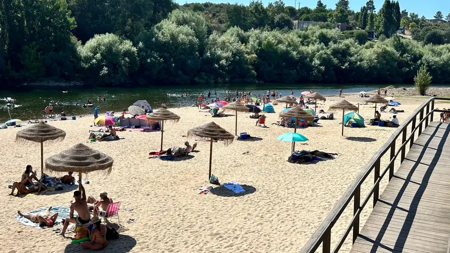 Não é poluição, são correntes e espumas que têm fechado praia de Constância Não é poluição, são correntes e espumas que têm fechado praia de Constância
