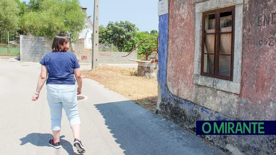 Família vive apavorada há anos com praga de ratos junto à sua casa no Pafarrão