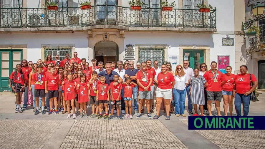 Atletas da Casa do Benfica recebidos na câmara em reconhecimento dos resultados desportivos