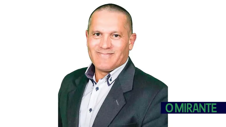 Casa do candidato do PSD a Vale do Paraíso atingida por tiros por causa do ladrar de um cão Casa do candidato do PSD a Vale do Paraíso atingida por tiros por causa do ladrar de um cão