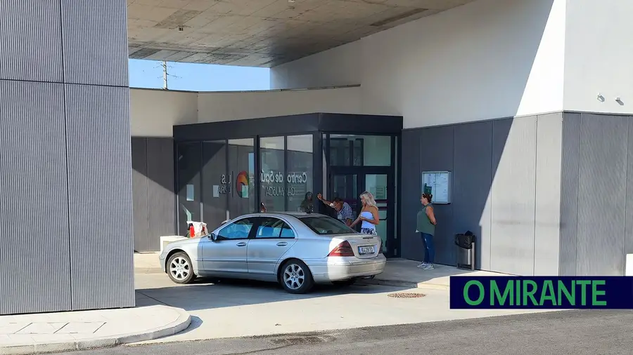 Centro de Saúde da Chamusca com profissionais e utentes à porta sem conseguir entrar Centro de Saúde da Chamusca com profissionais e utentes à porta sem conseguir entrar