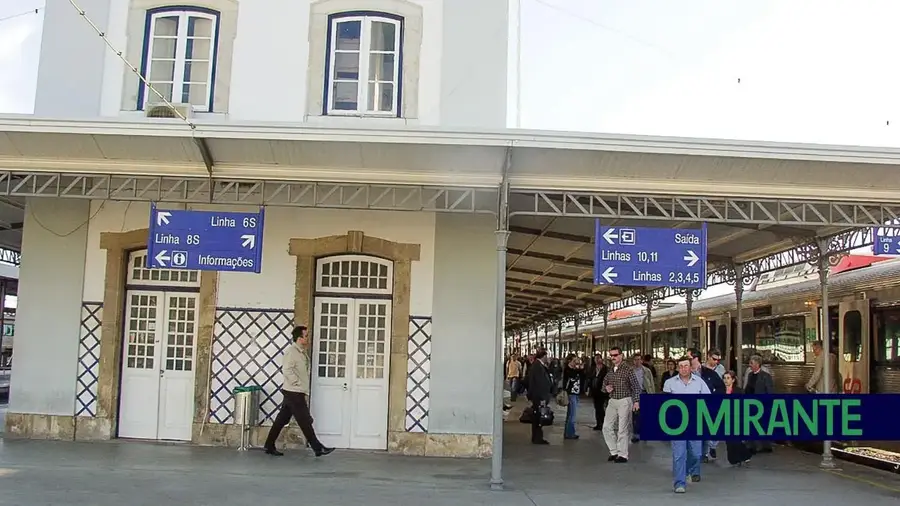 Trabalhadores das bilheteiras da CP no Entroncamento queixam-se do calor e partem para a greve Trabalhadores das bilheteiras da CP no Entroncamento queixam-se do calor e partem para a greve