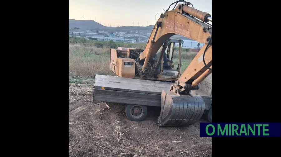 Fiscalização regressa ao terreno da vacaria na Granja após desrespeito do embargo da CCDR Fiscalização regressa ao terreno da vacaria na Granja após desrespeito do embargo da CCDR