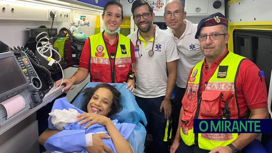 Mãe e bebé em segurança após parto dentro de ambulância de Samora Correia Mãe e bebé em segurança após parto dentro de ambulância de Samora Correia