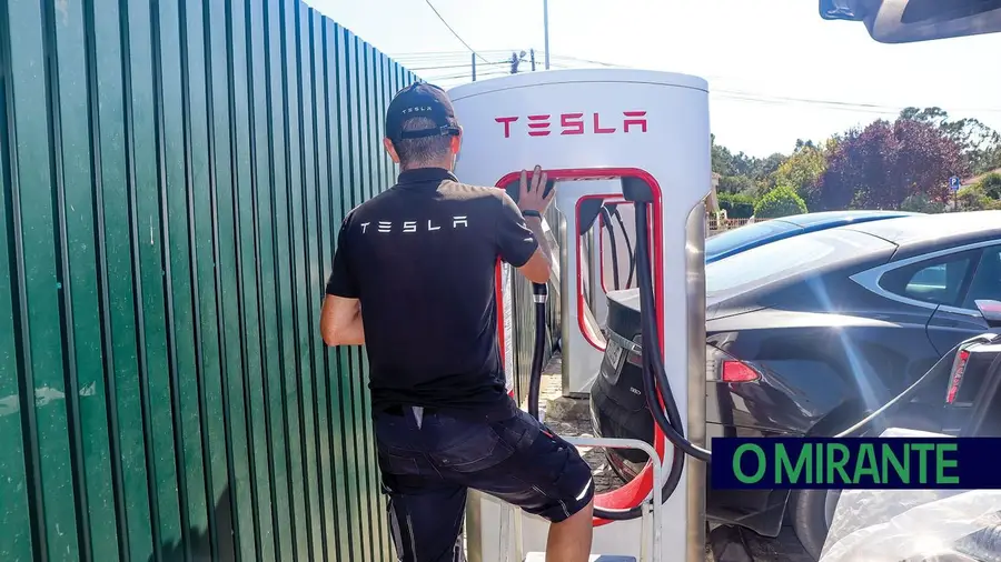 Posto de carregamento da Tesla em Fátima vandalizado e roubado Posto de carregamento da Tesla em Fátima vandalizado e roubado