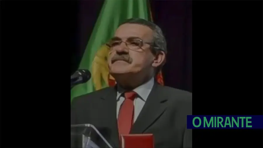 José Cid canta para Sério Carrinho numa homenagem ao amigo José Cid canta para Sério Carrinho numa homenagem ao amigo