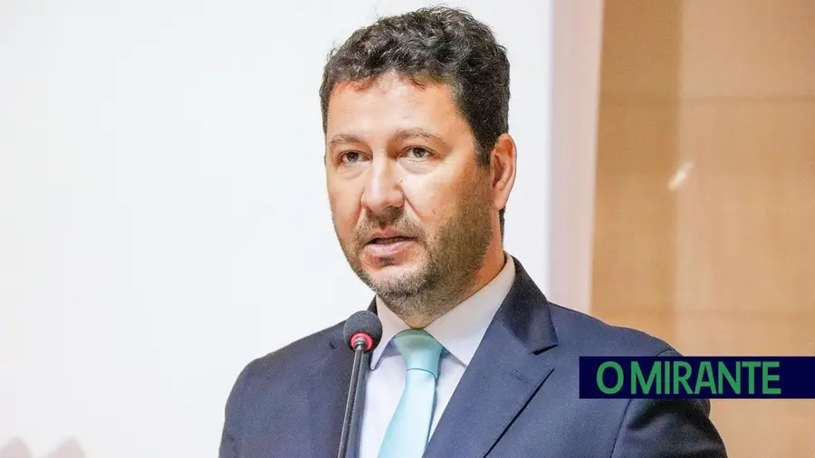 Secretário de Estado acusado de maltratar chefe de registos de cavalos comprou espaço com cavalariças na Golegã Secretário de Estado acusado de maltratar chefe de registos de cavalos comprou espaço com cavalariças na Golegã