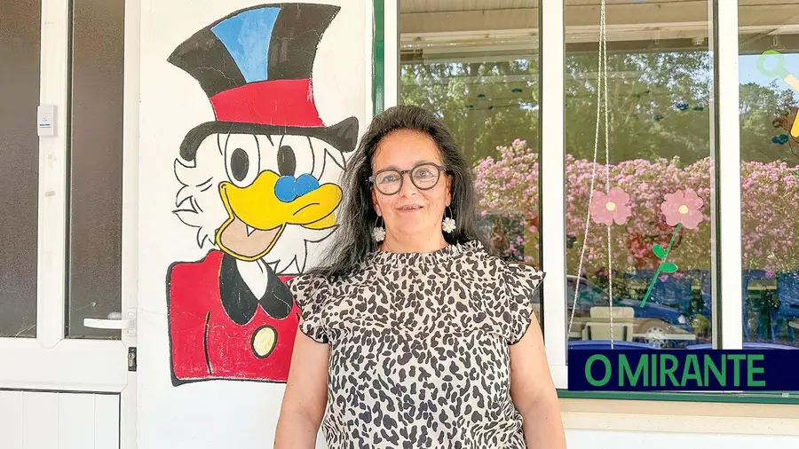 Os educadores não estão ao serviço dos saberes mas sim dos seres humanos Os educadores não estão ao serviço dos saberes mas sim dos seres humanos