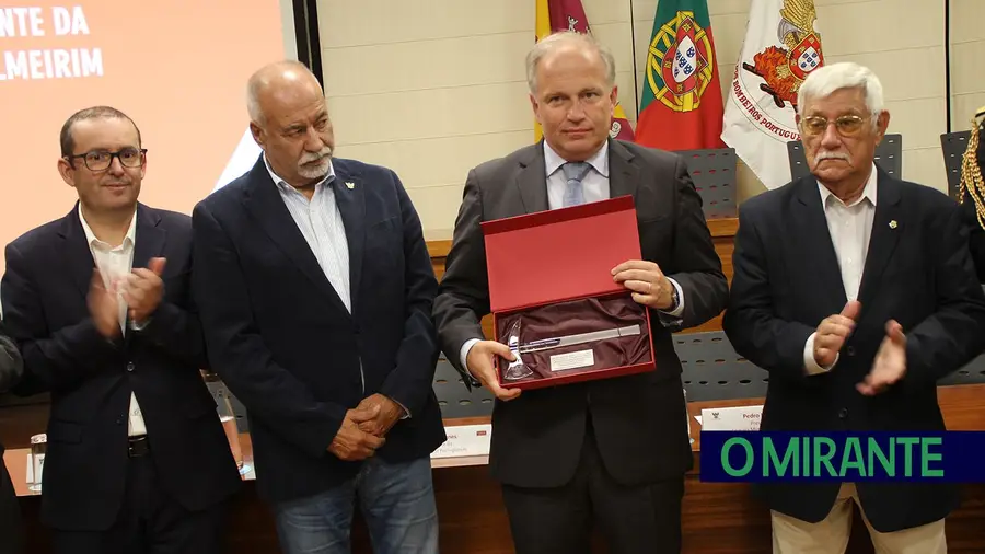 Pedro Ribeiro recebe machado de honra da Liga dos Bombeiros Pedro Ribeiro recebe machado de honra da Liga dos Bombeiros