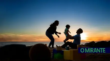 parentalidade pais a brincar com crianca