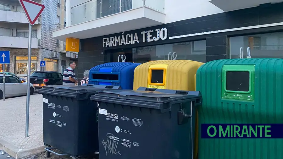 Contentores do lixo à porta de farmácia dão mau ambiente na Castanheira do Ribatejo