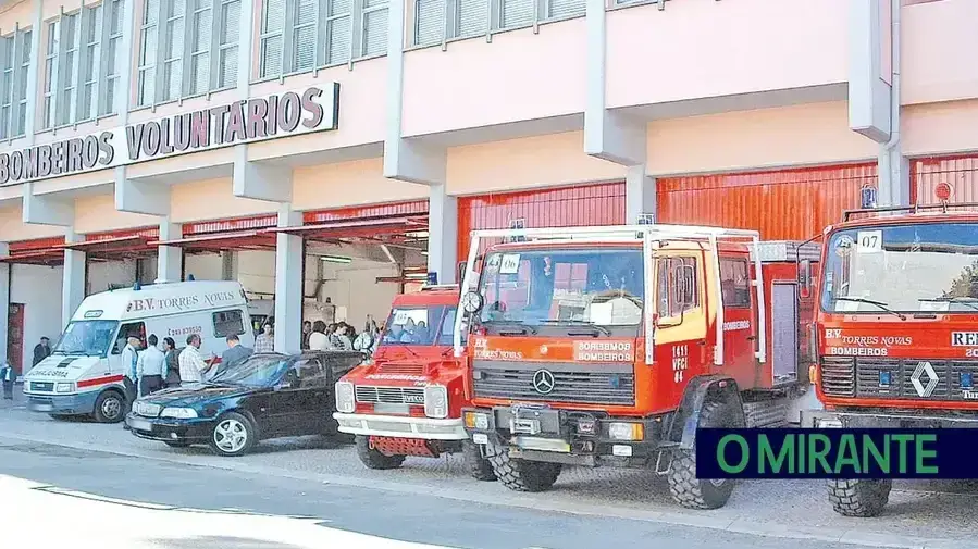 Bombeiros Torrejanos celebram 94 anos com desfile e bênção de viaturas Bombeiros Torrejanos celebram 94 anos com desfile e bênção de viaturas