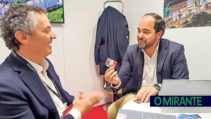Investimentos de milhões anunciados em concelhos vizinhos por autarcas que disputam a mesma câmara