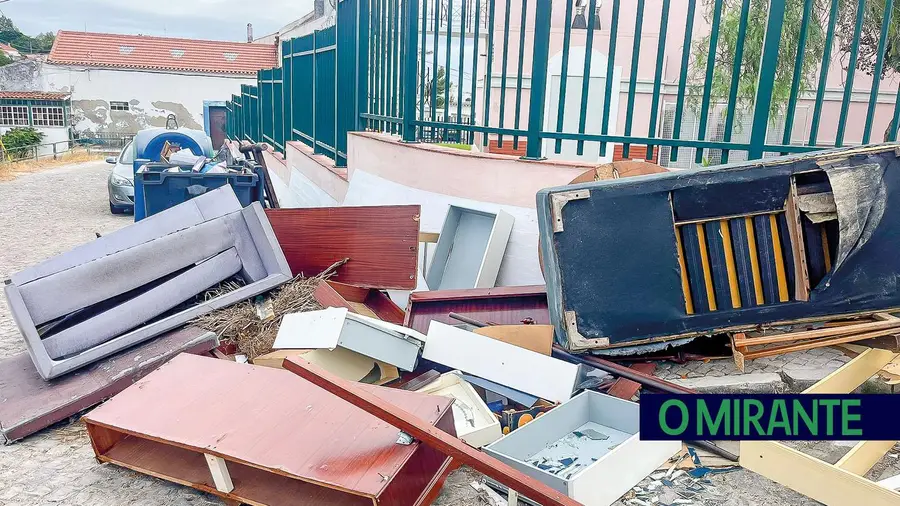 Estado de abandono e degradação em várias zonas de Alverca