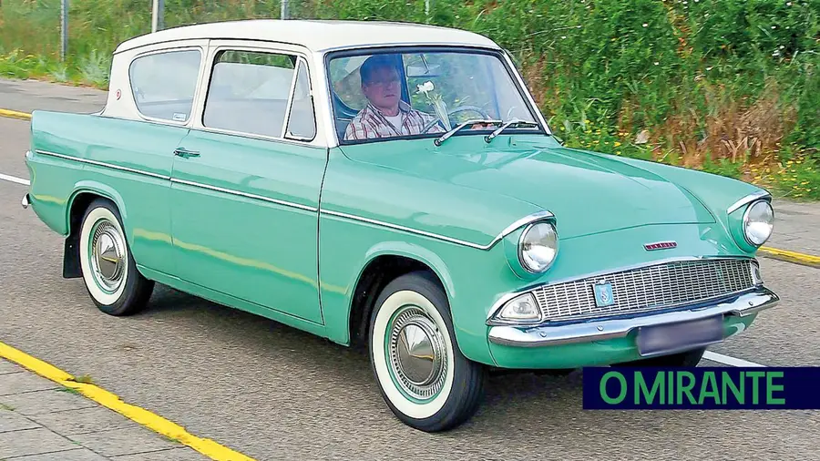 Exposição miniatura Ford Anglia presente na Biblioteca Municipal de Abrantes