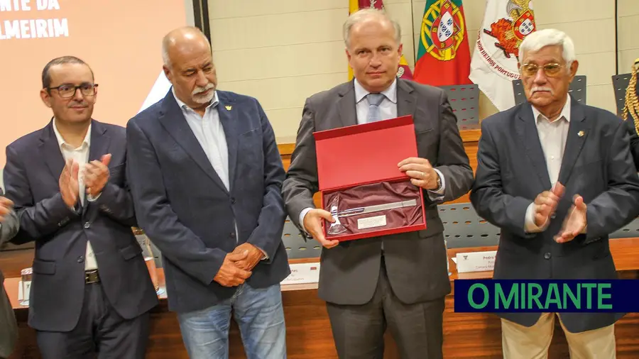 Pedro Ribeiro distinguido com machado de honra por ser amigo dos bombeiros