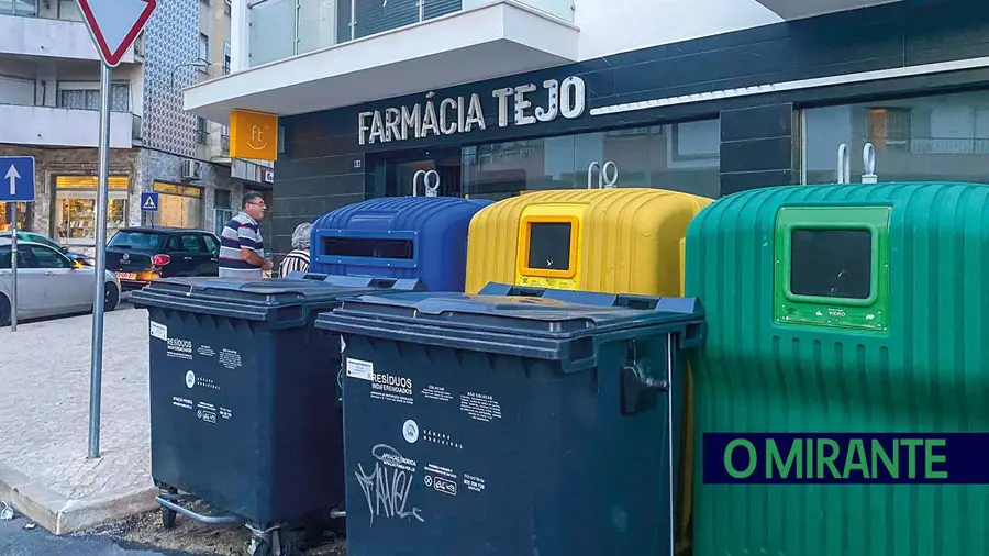 Contentores do lixo à porta de farmácia dão mau ambiente na Castanheira do Ribatejo