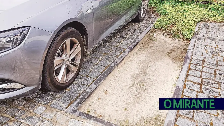 Parque de estacionamento junto ao mercado de Almeirim