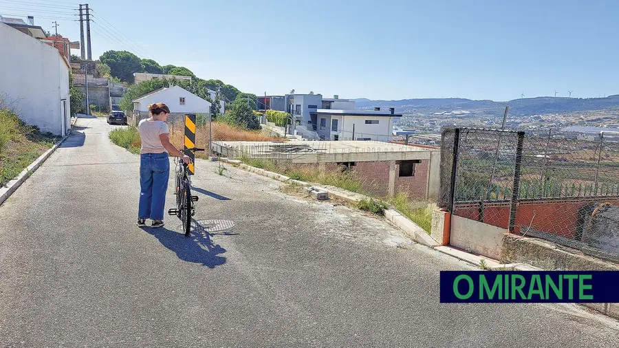 Estrada que abateu em Vialonga está por arranjar há quatro anos