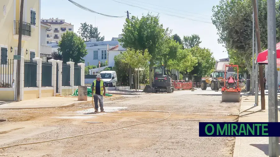 Obras em Benavente arrastam-se há meses e comerciantes queixam-se de quebras no negócio