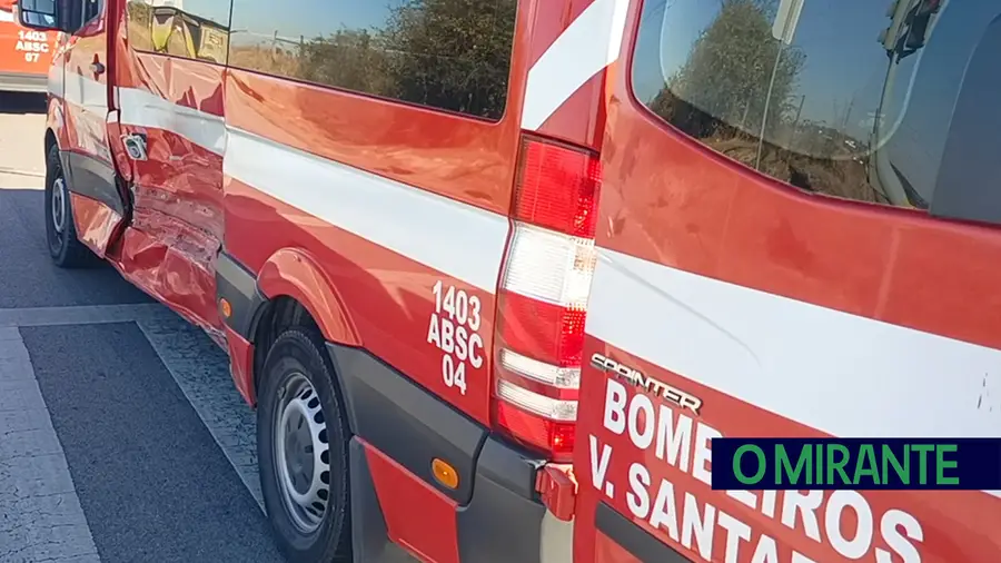 Acidente com ambulância dos Bombeiros Voluntários de Santarém
