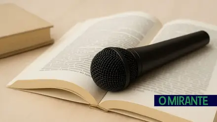 microfone e livro