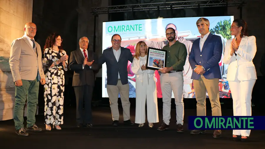 O jovem empresário dos sete ofícios na sua empresa O jovem empresário dos sete ofícios na sua empresa