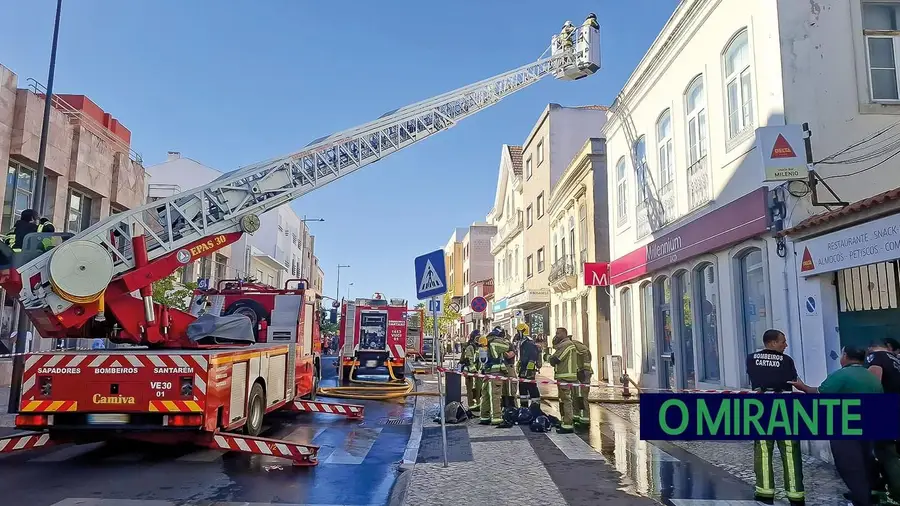 Incêndio danifica prédio no centro do Cartaxo