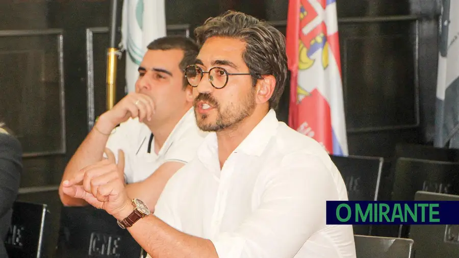 Executivo do Entroncamento embarga obra de candidato que fez negócio com a presidente da câmara Executivo do Entroncamento embarga obra de candidato que fez negócio com a presidente da câmara