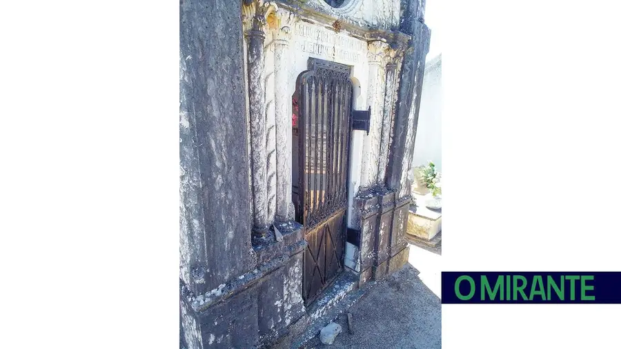 Jazigo profanado no cemitério de Constância