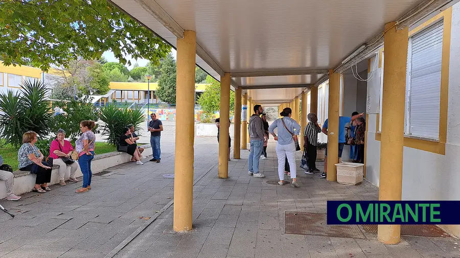 Afluência moderada e queixas pontuais nas mesas de voto do Forte da Casa